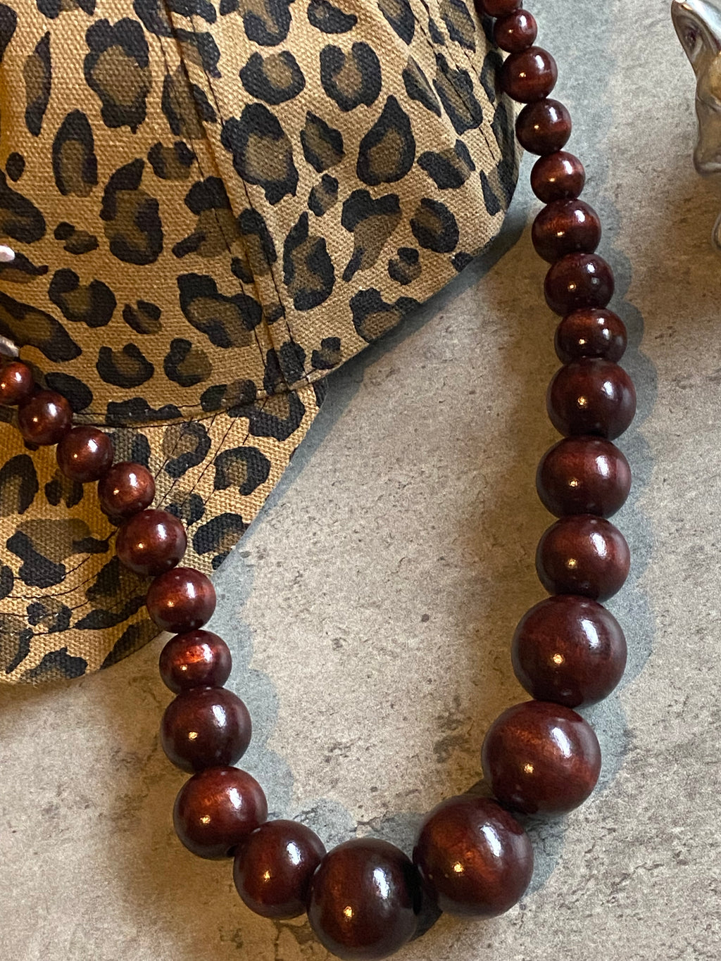 Gros collier long en bois marron