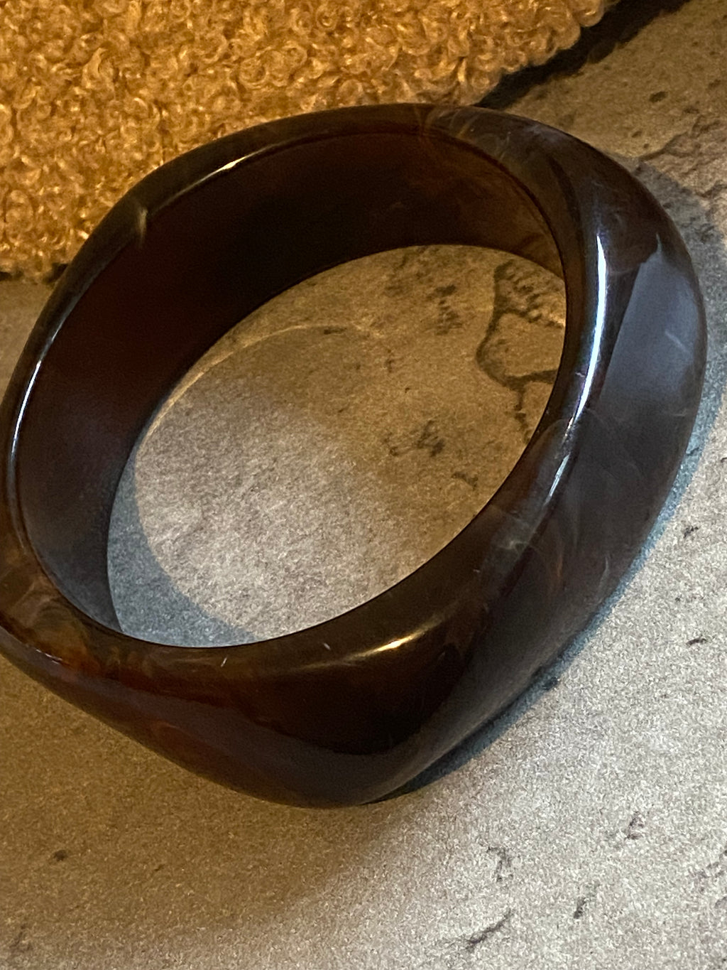 Bracelet en résine marron foncé