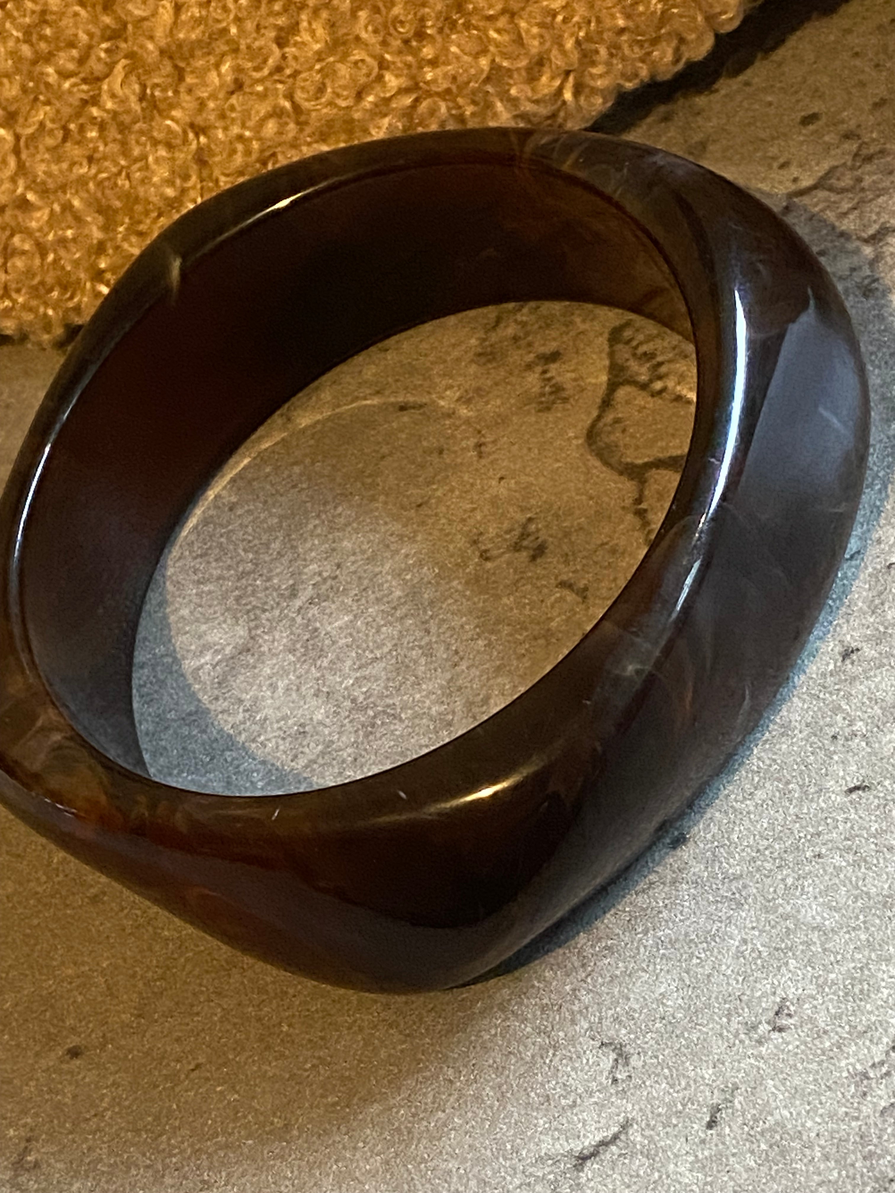 Bracelet en résine marron foncé