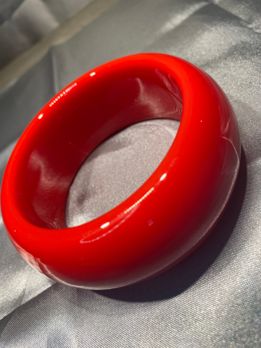 bracelet en résine rouge