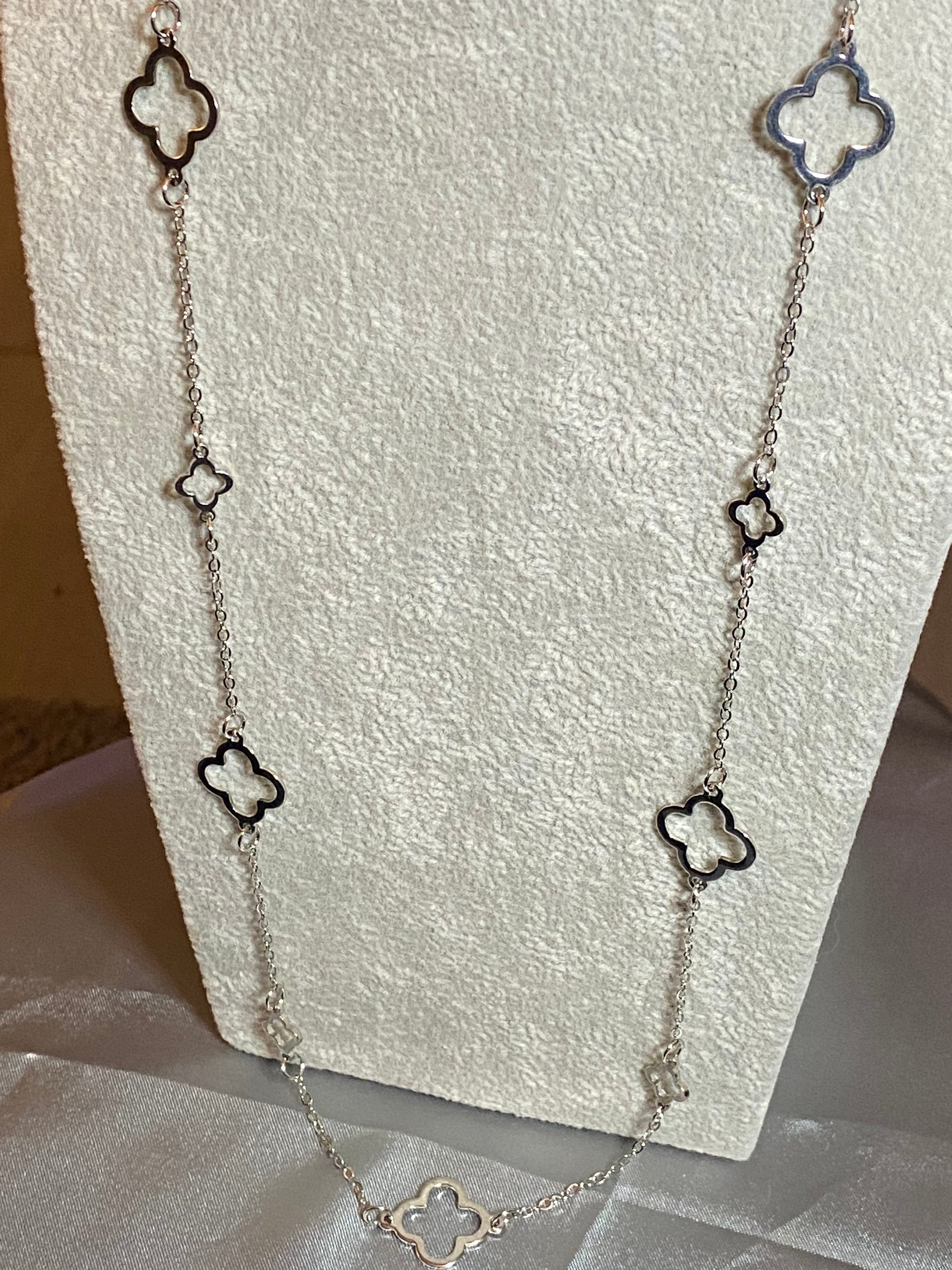 collier long tréfle