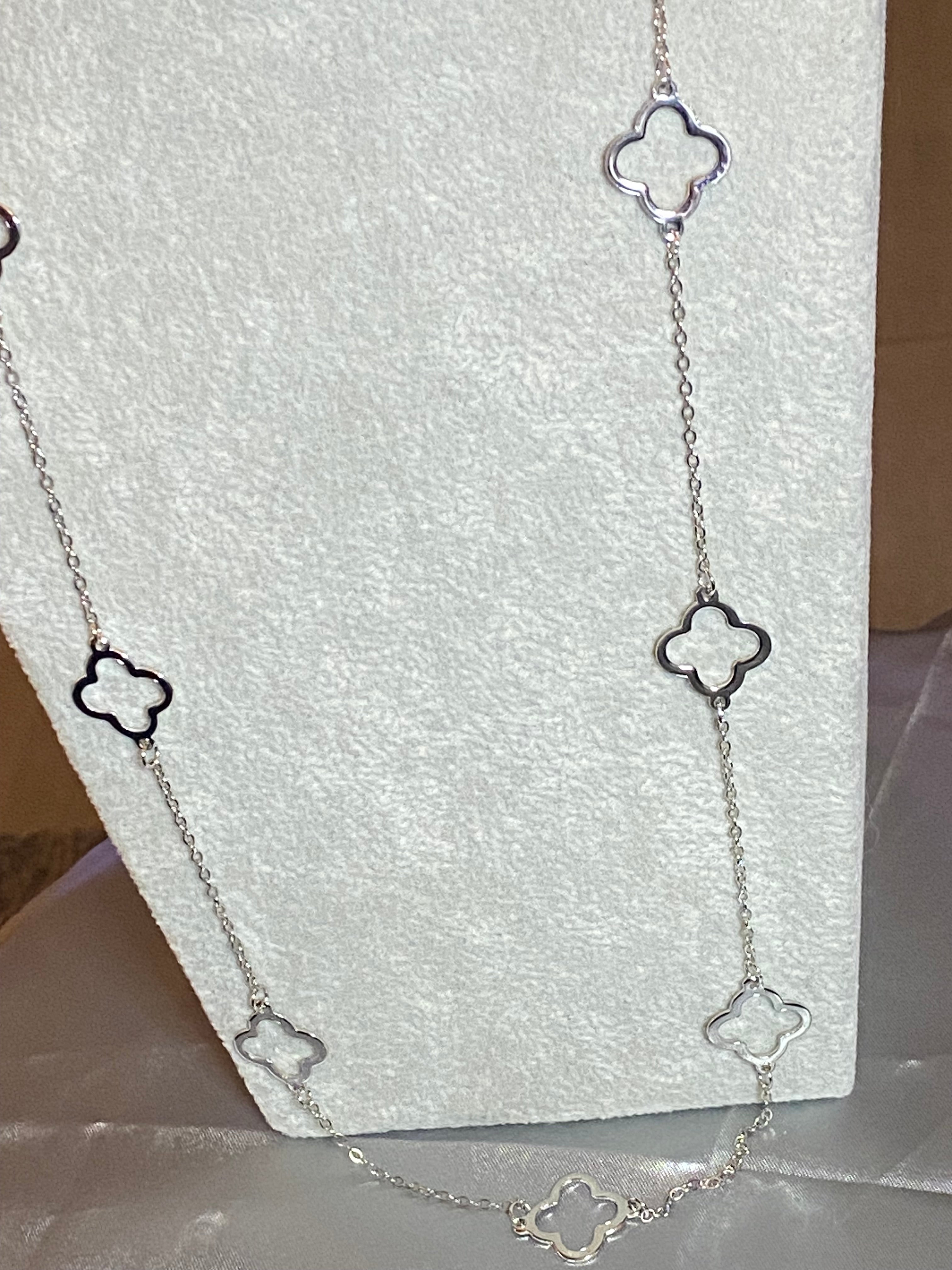 collier long trèfle